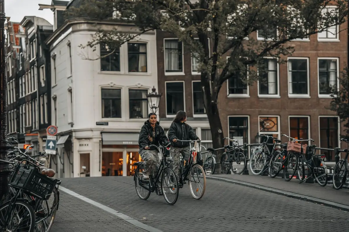 Fietser op een Amsterdamse gracht
