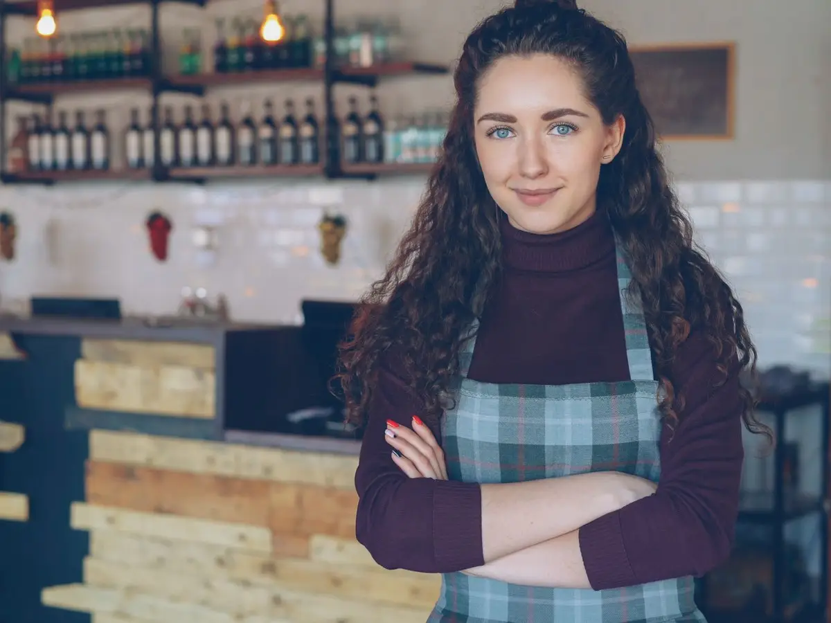 Eigenaar van een koffiezaak in haar eigen zaak