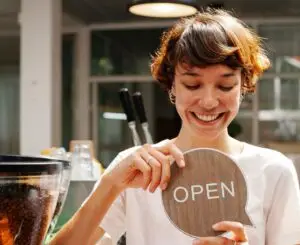 Ondernemer draait het bordje van haar zaak op open